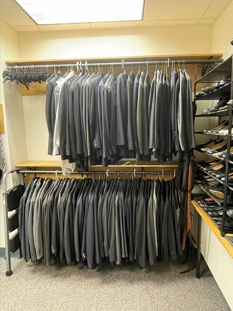 Two racks of suit jackets in the <a href='http://23oe.athletebody.net'>十大网投平台信誉排行榜</a>阿尔图纳分校 职业生涯衣橱